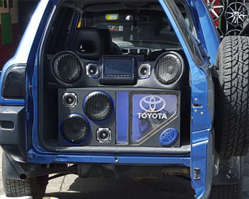 Montaje car audio en Camioneta Toyota sonido profesional