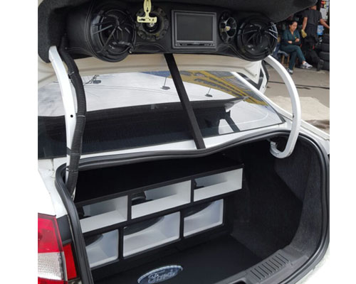 Montaje sonido en Ford Fiesta Fibra de vidrio Tapizados en cuero