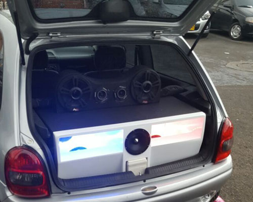 Montaje sonido en Chevrolet Corsa Wind, caja turbo