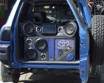 Montaje car audio en Camioneta Toyota sonido profesional
