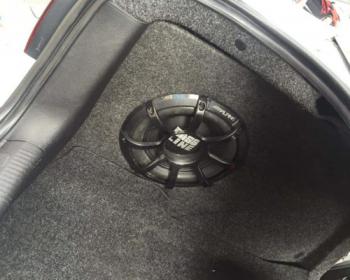 Montaje parlantes en baul Ford Fiesta